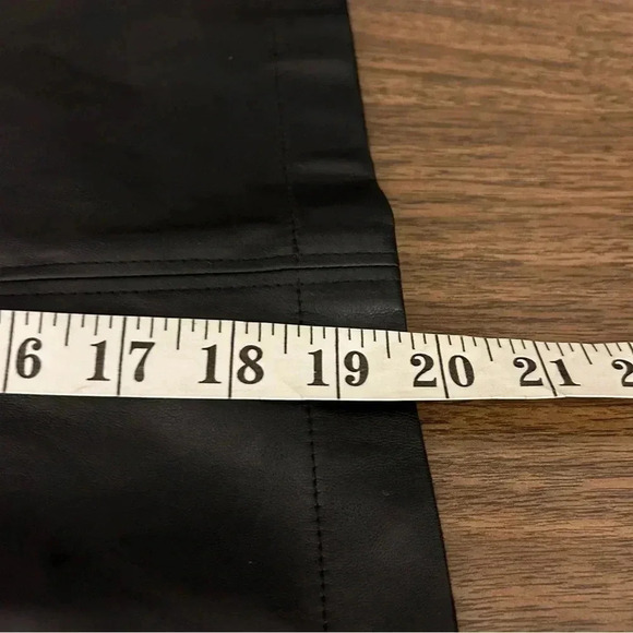 Cabi Miranda Black vegan  leather Skirt Size:2 #3754 - Picture 8 of 9